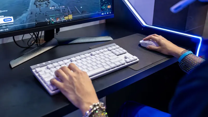 Gamer holding aim in a PC game with a wireless gaming mouse after changing DPI
