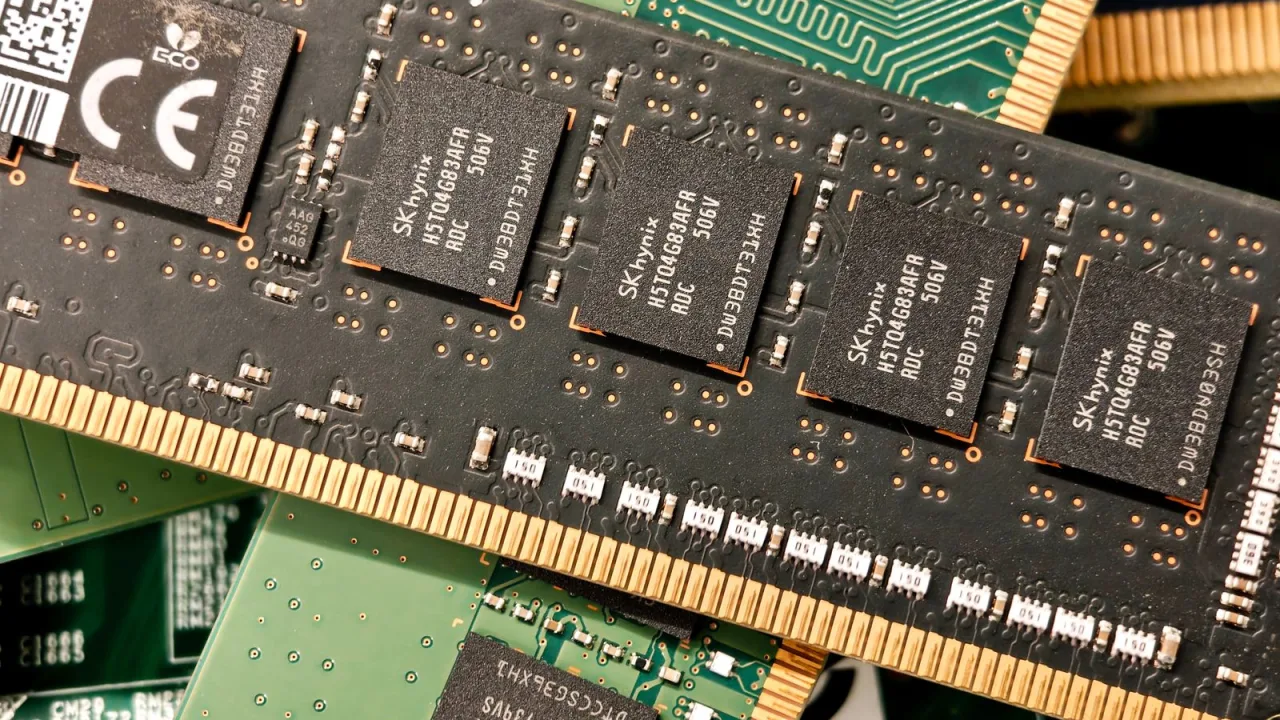 Крупный план модулей памяти с чипами DRAM SK Hynix на чёрных платах
