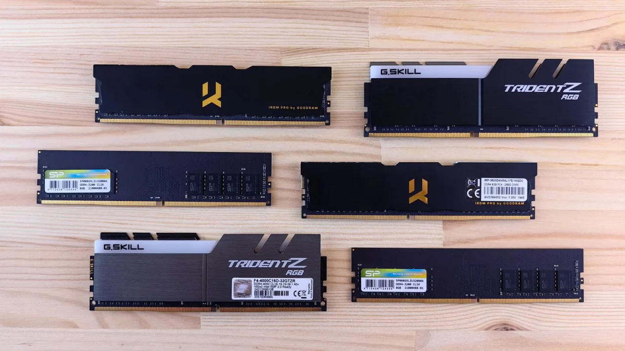 Несколько модулей памяти DDR4 разных брендов на деревянном столе