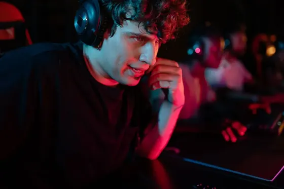 Focused gamer in a headset, do you react faster to sound or sight tested in the browser