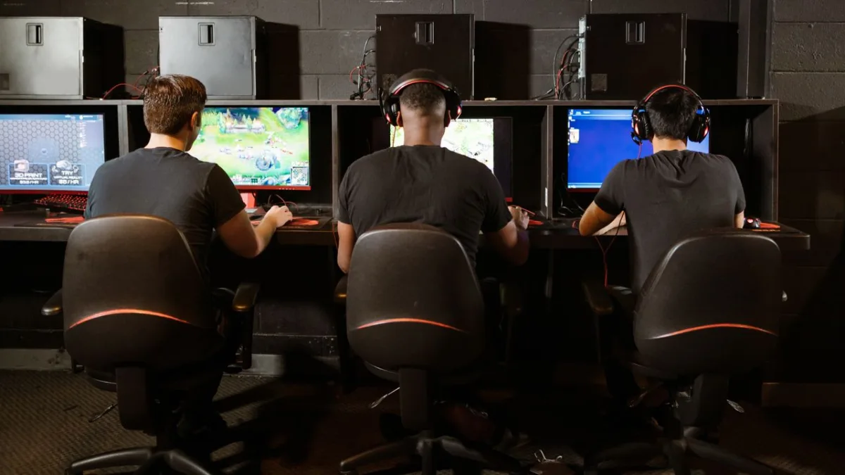Joueurs en LAN tapant vite sur leurs claviers pendant des matchs compétitifs