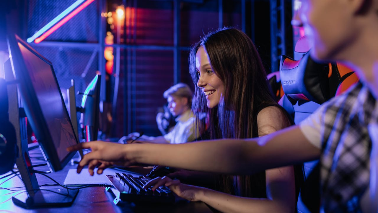 Gaming cafe setup with monitor and mouse showing an aim training accuracy session result