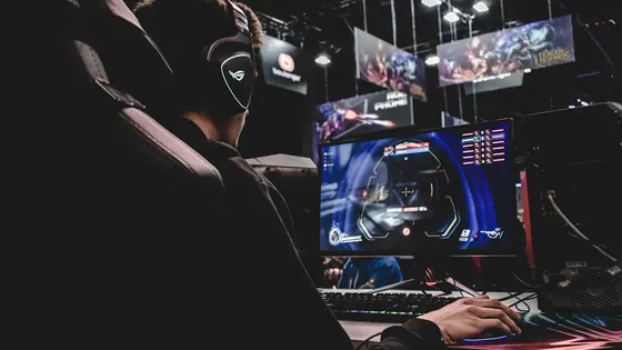 Gaming keyboard and mouse setup used for a League of Legends actions per minute tracker workflow