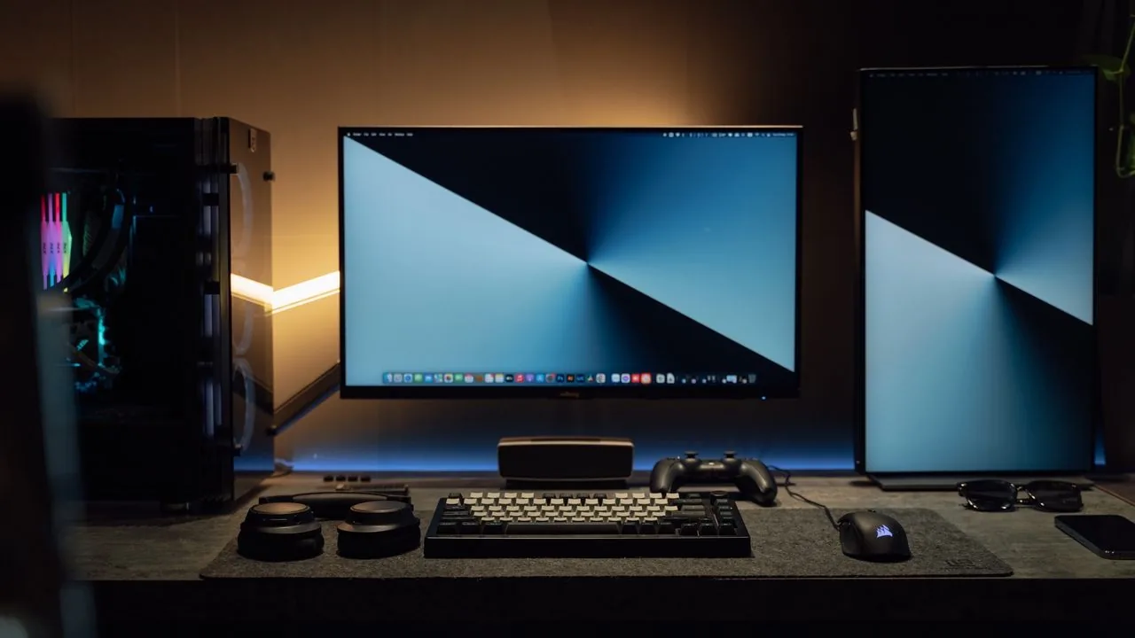 Meja gelap dengan monitor menampilkan pola bergerak merata fullscreen, siklus pixel refresher untuk menghapus image retention OLED