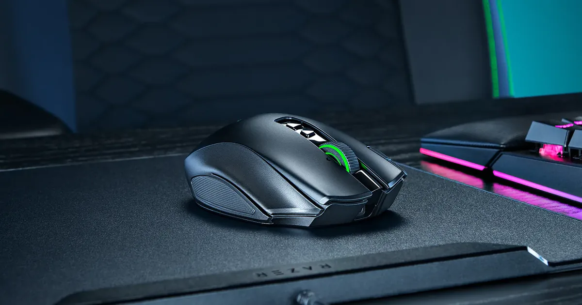 Razer Naga V3 Pro на коврике рядом с игровой клавиатурой во время проверки
