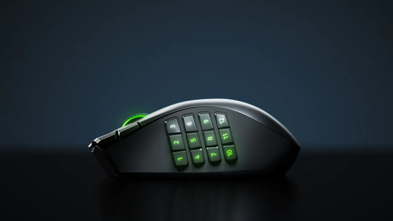 Razer Naga V3 Pro сбоку с подсвеченными двенадцатью пронумерованными кнопками