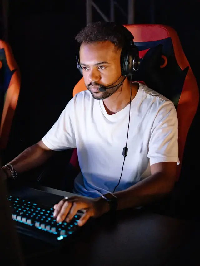 A second gamer in a white shirt using a keyboard and mouse; stock illustration of the comparison setup