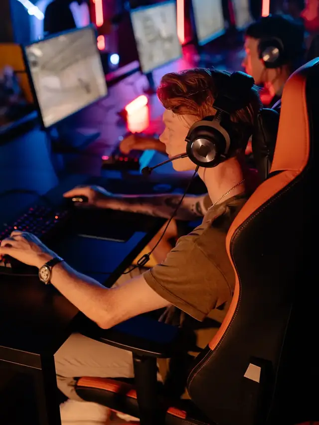 Esports player holding several keyboard controls during a match