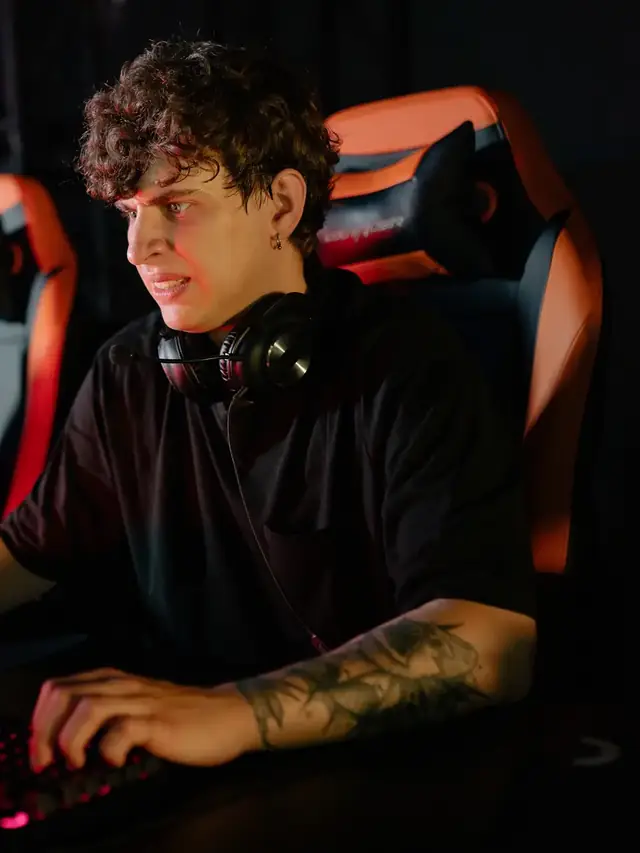 Gamer pressing keys on a mechanical keyboard at an esports desk