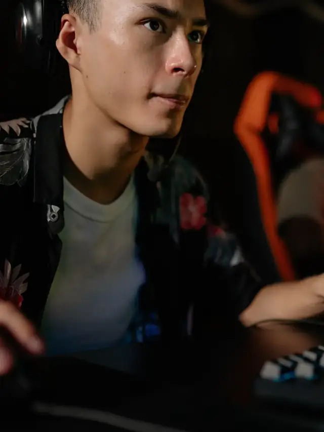 Young gamer testing keys while watching a computer screen