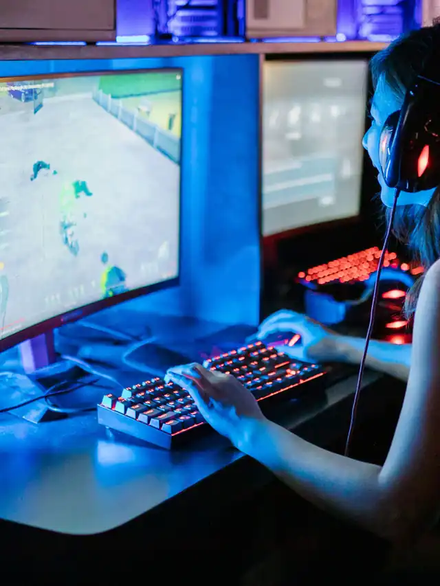 Gamer watching the screen while testing a compact keyboard