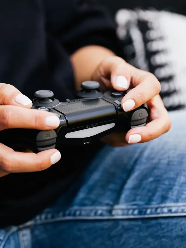 Hands using a generic game controller with directional pad and analog sticks; illustration of input types, not a Tartarus